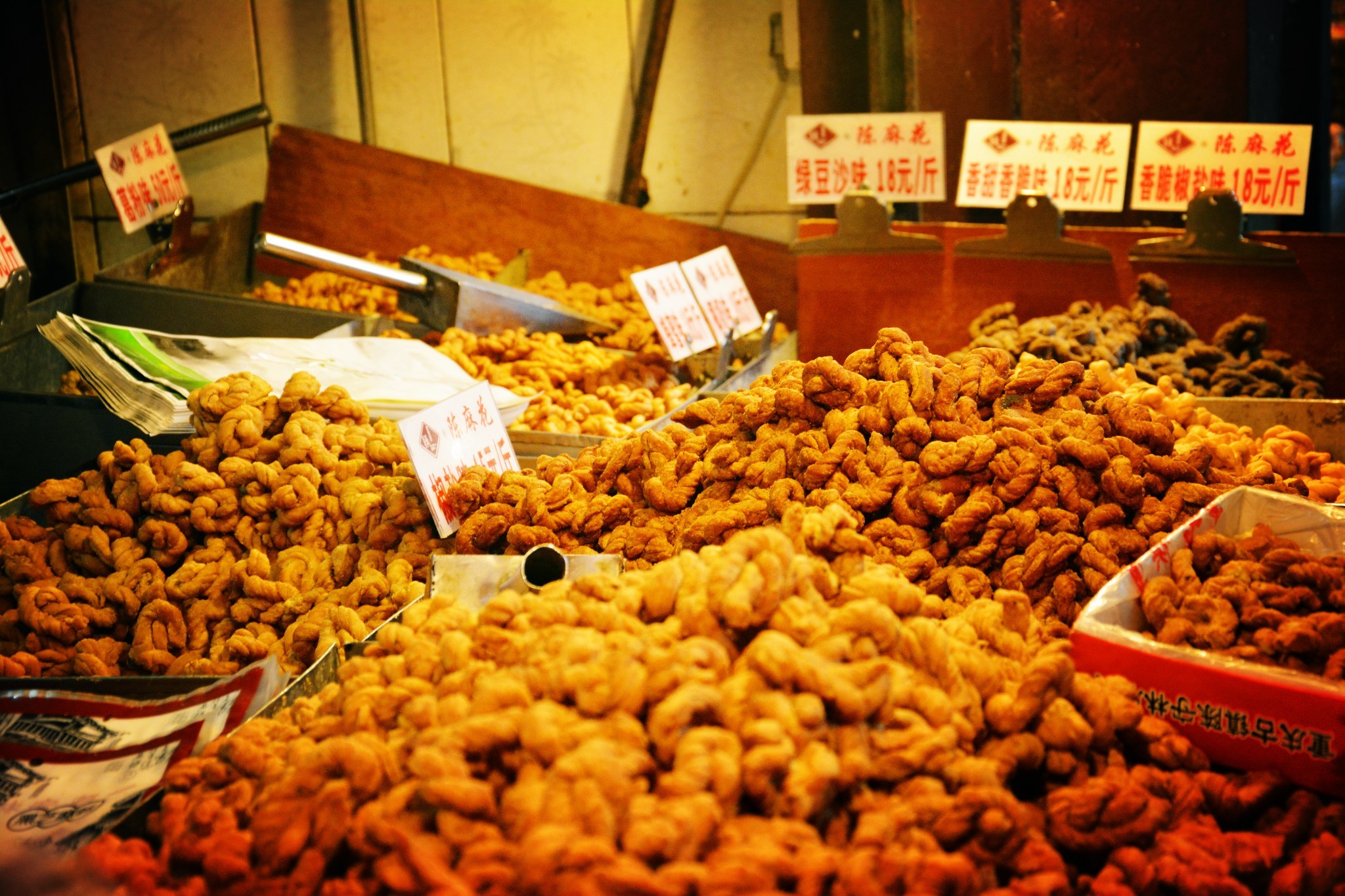 请推荐重庆当地人爱的小吃街