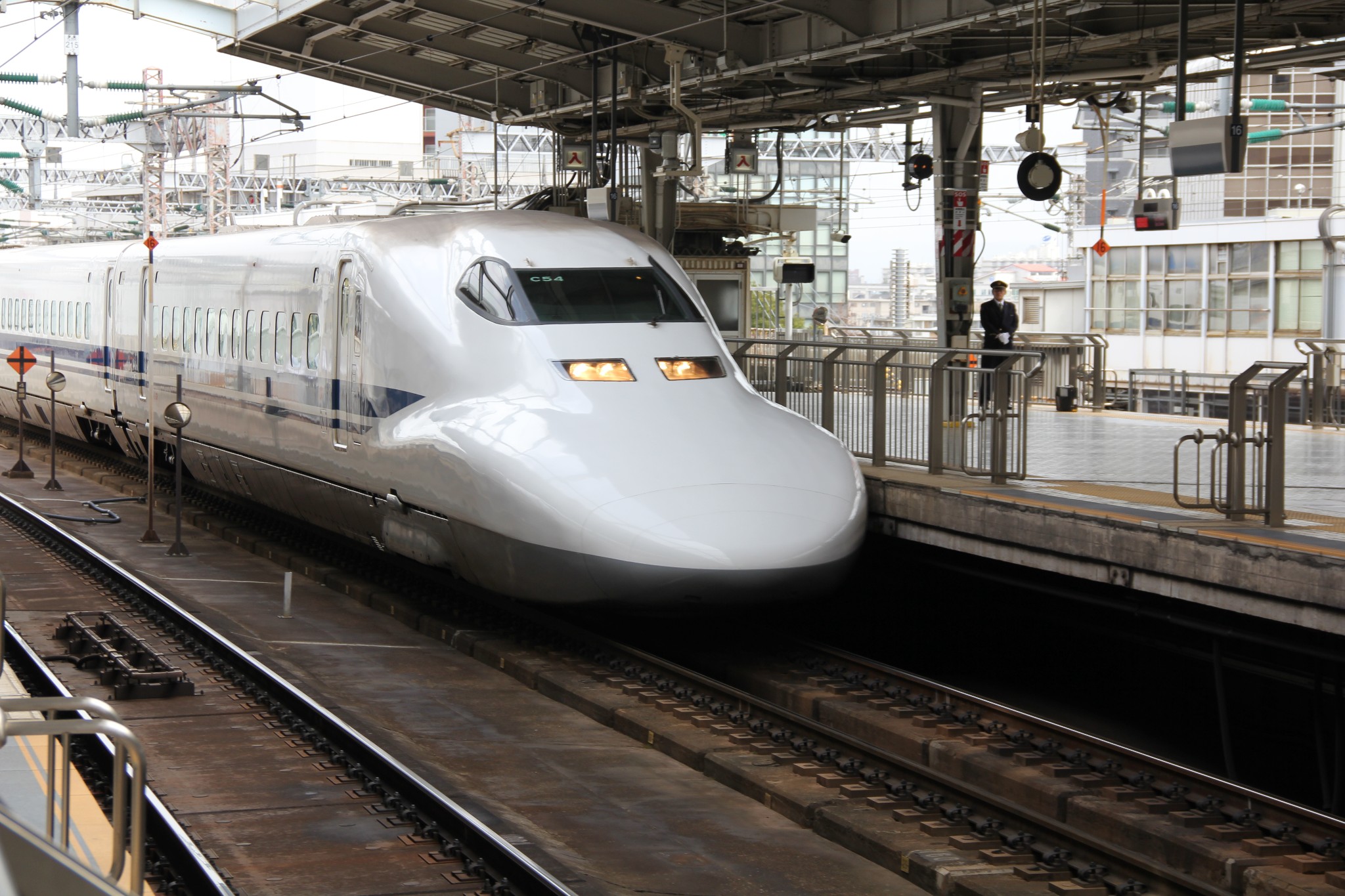 新幹線列車在外型上和國內和諧號動車很相似