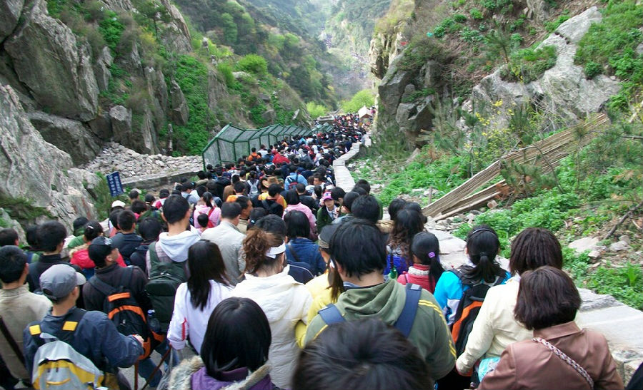 五一前泰山游客爆满,别再去添"堵"