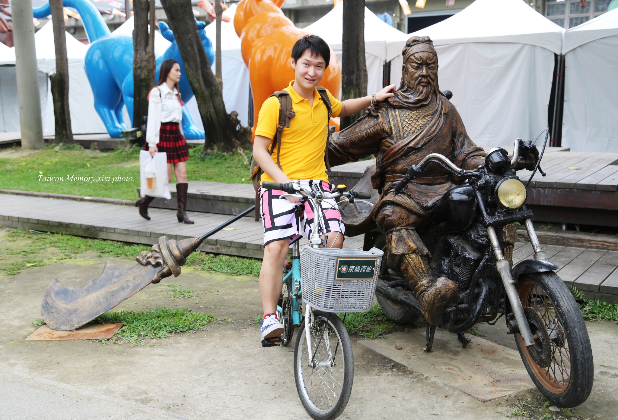 骑着大哈雷的关二爷,哈哈哈,赏你一巴掌还是抚摸你一下呢