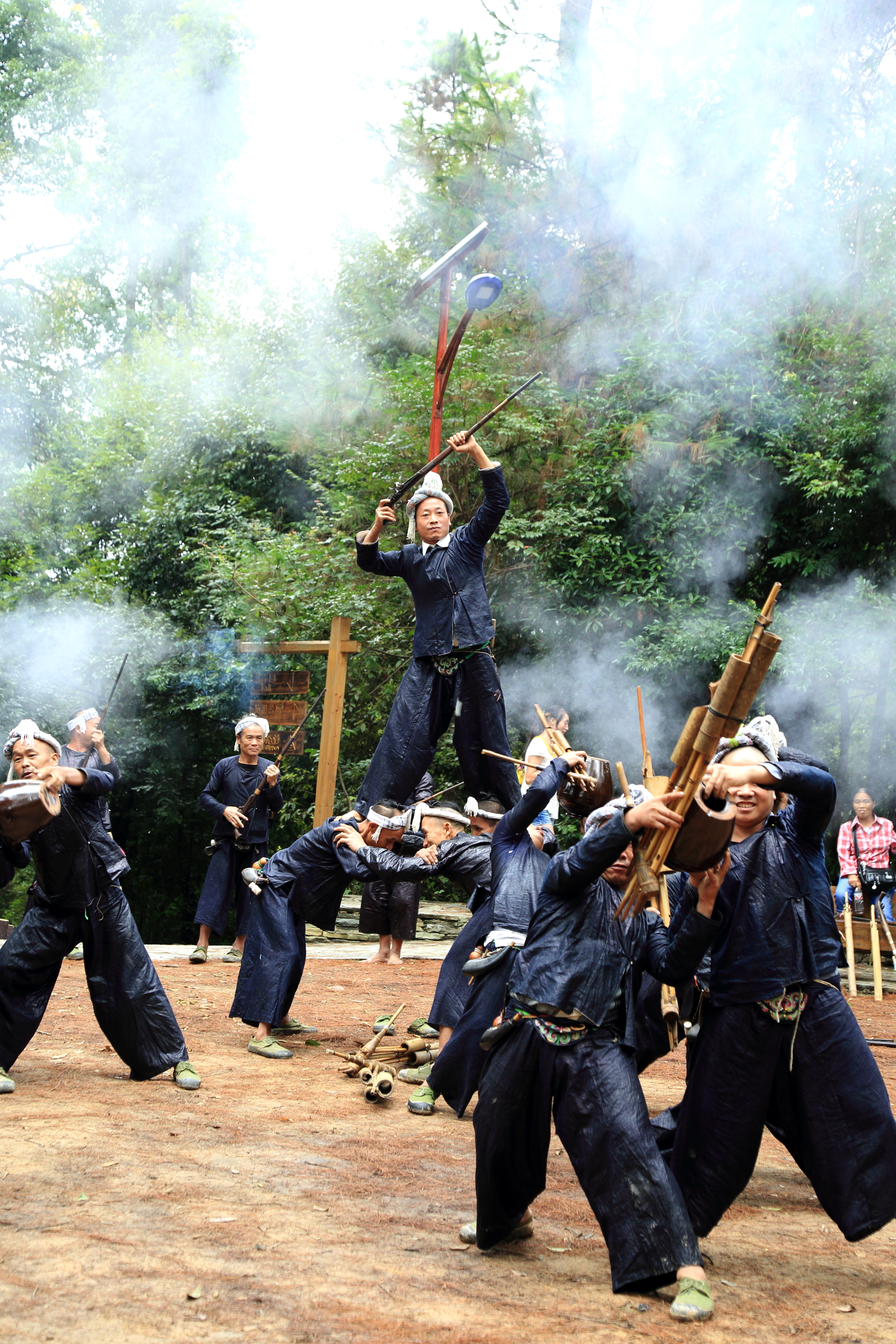 岜沙部落是一个纯苗族村寨,全寨有300余户人家,因地处偏远,所以至今仍