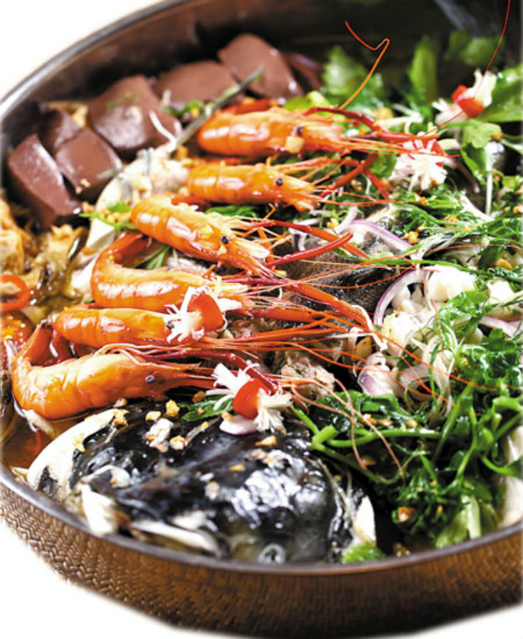              中午于长湖用河鲜宴