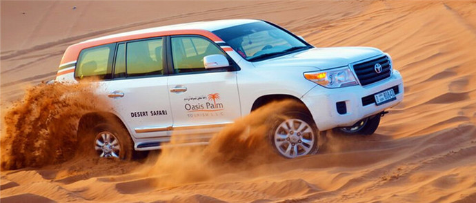 包车迪拜沙漠冲沙丰田陆地巡洋舰冲沙