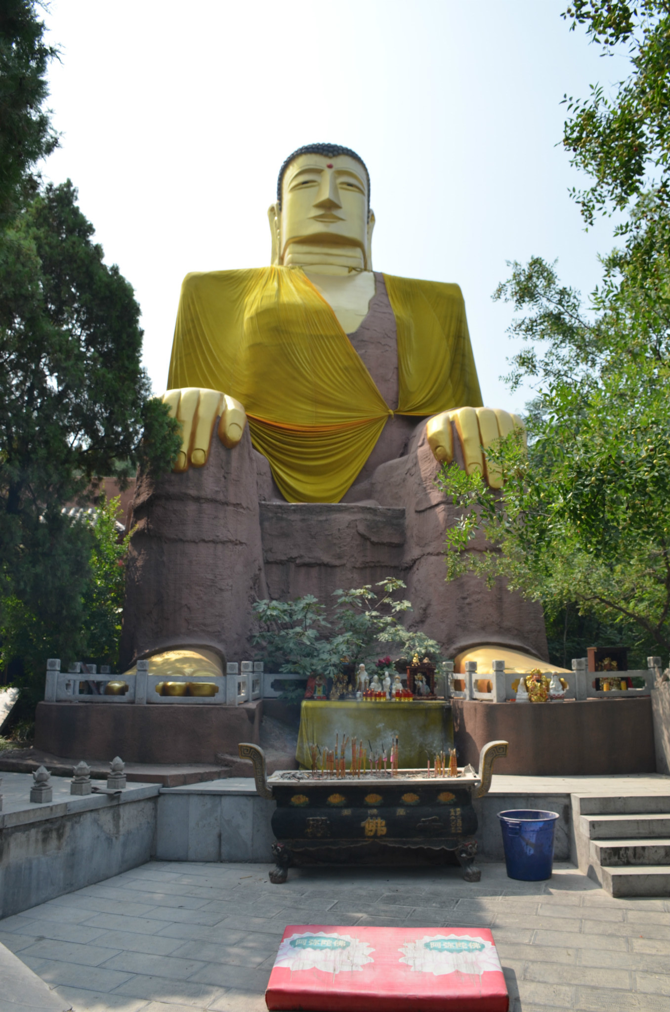 不一会就走到了半山腰,那里便是千佛山的首刹"兴国禅寺".