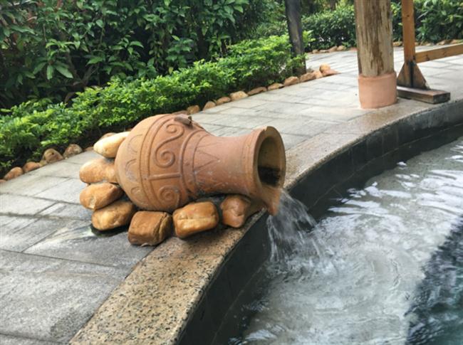阳西咸水矿温泉度假山庄  每个泉的出水口造型都不一样.