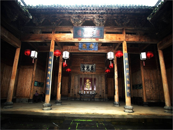 南屏村的古私塾园林和古民居建筑也比比皆是.