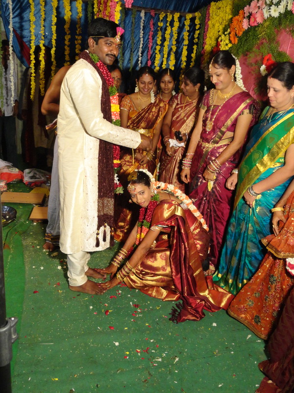 11.      女的先给男方行印度最高礼节摸足礼.