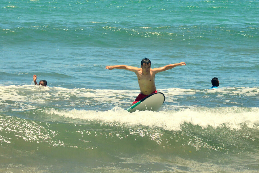 在库塔月牙形的海湾中,两端非常适宜戏水和初学冲浪.