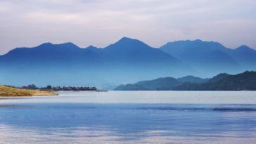 往九江方向,从"艾城"和"共青城"两个关口之间的互通立交上永武高速,行