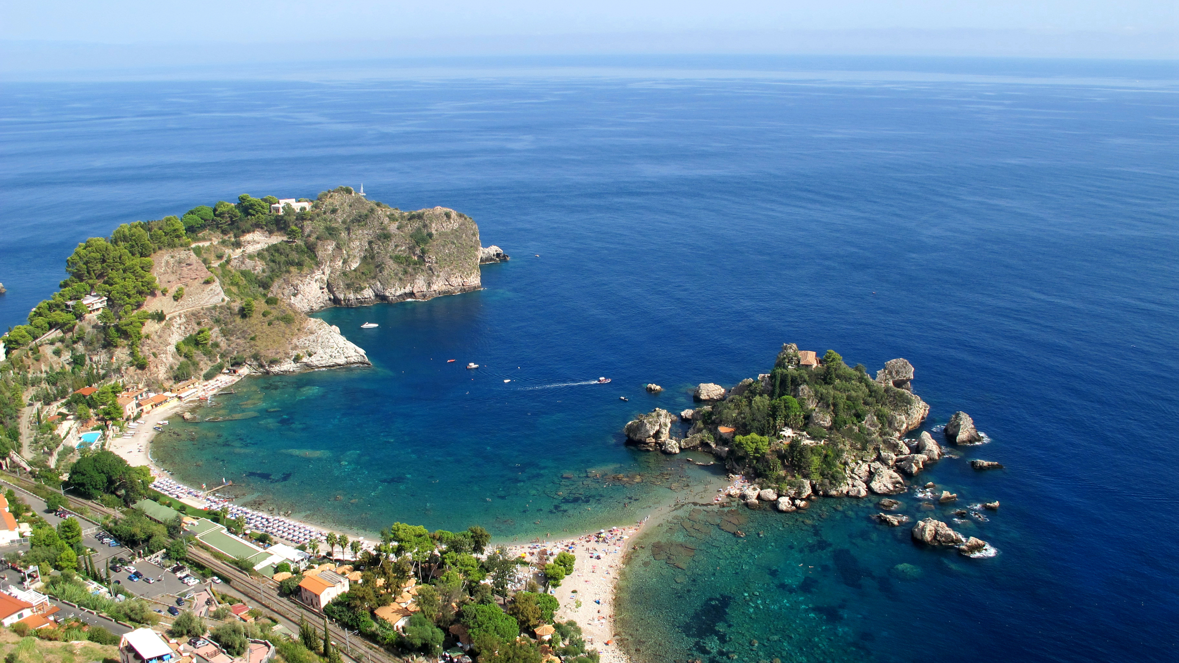 就是西西里岛,与意大利本土只隔着一条浅浅的墨西拿海峡,与北非突尼斯